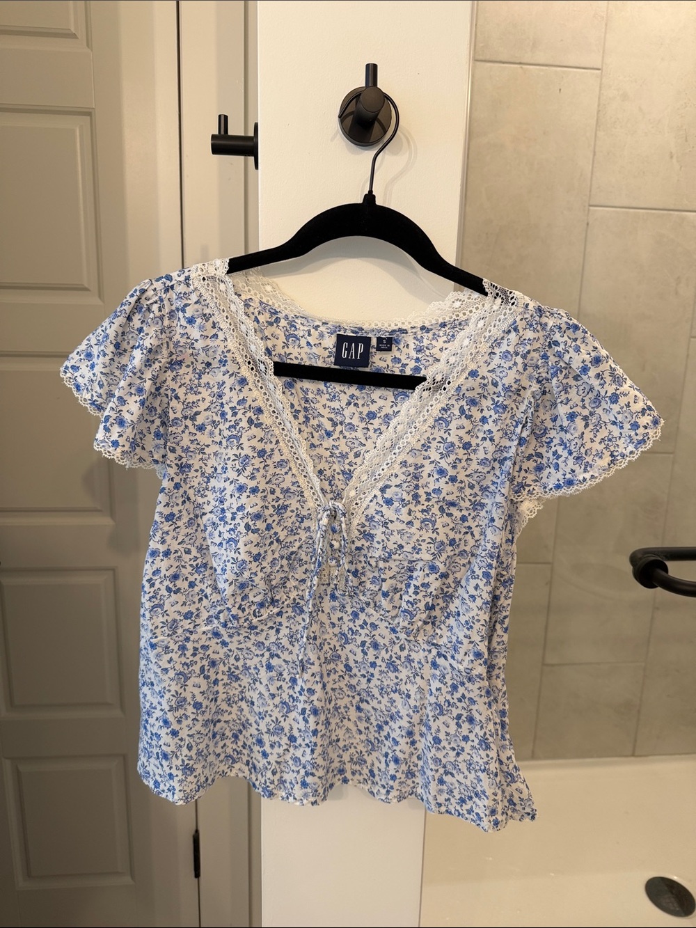 GAP White and Blue Floral Lace-Trim Peasant Blouse